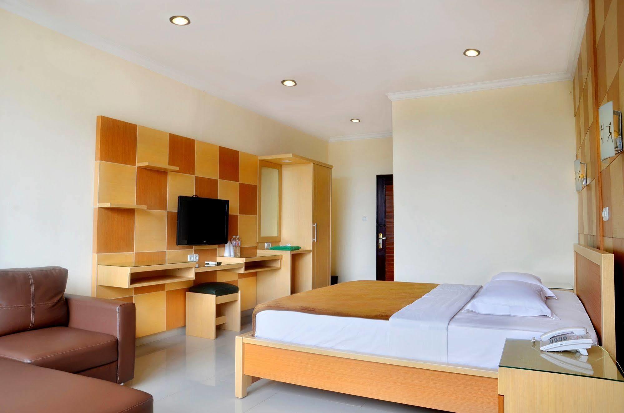 โฮเต็ล เปอร์มาตา ฮิเจา ซูกาบูมิ Hotel ซูกาบูมี ภายนอก รูปภาพ